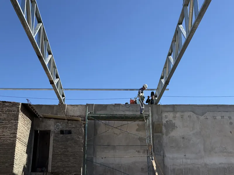 Galpón con estructura metálica y cubierta de chapa