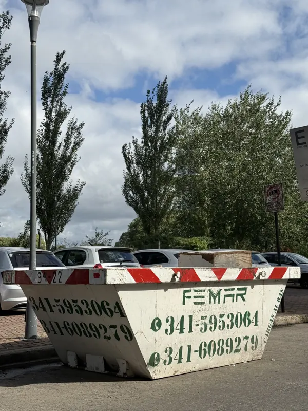 Volquete FEMAR en la vía pública